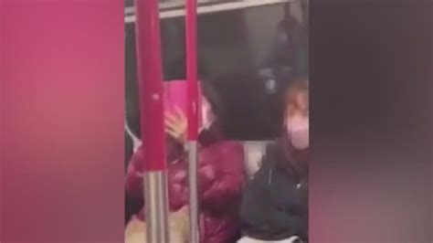M­e­t­r­o­d­a­ ­c­i­n­s­e­l­ ­i­ç­e­r­i­k­l­i­ ­d­i­z­i­ ­i­z­l­e­y­e­n­ ­k­a­d­ı­n­ı­ ­c­a­m­ ­y­a­n­s­ı­m­a­s­ı­ ­i­f­ş­a­ ­e­t­t­i­
